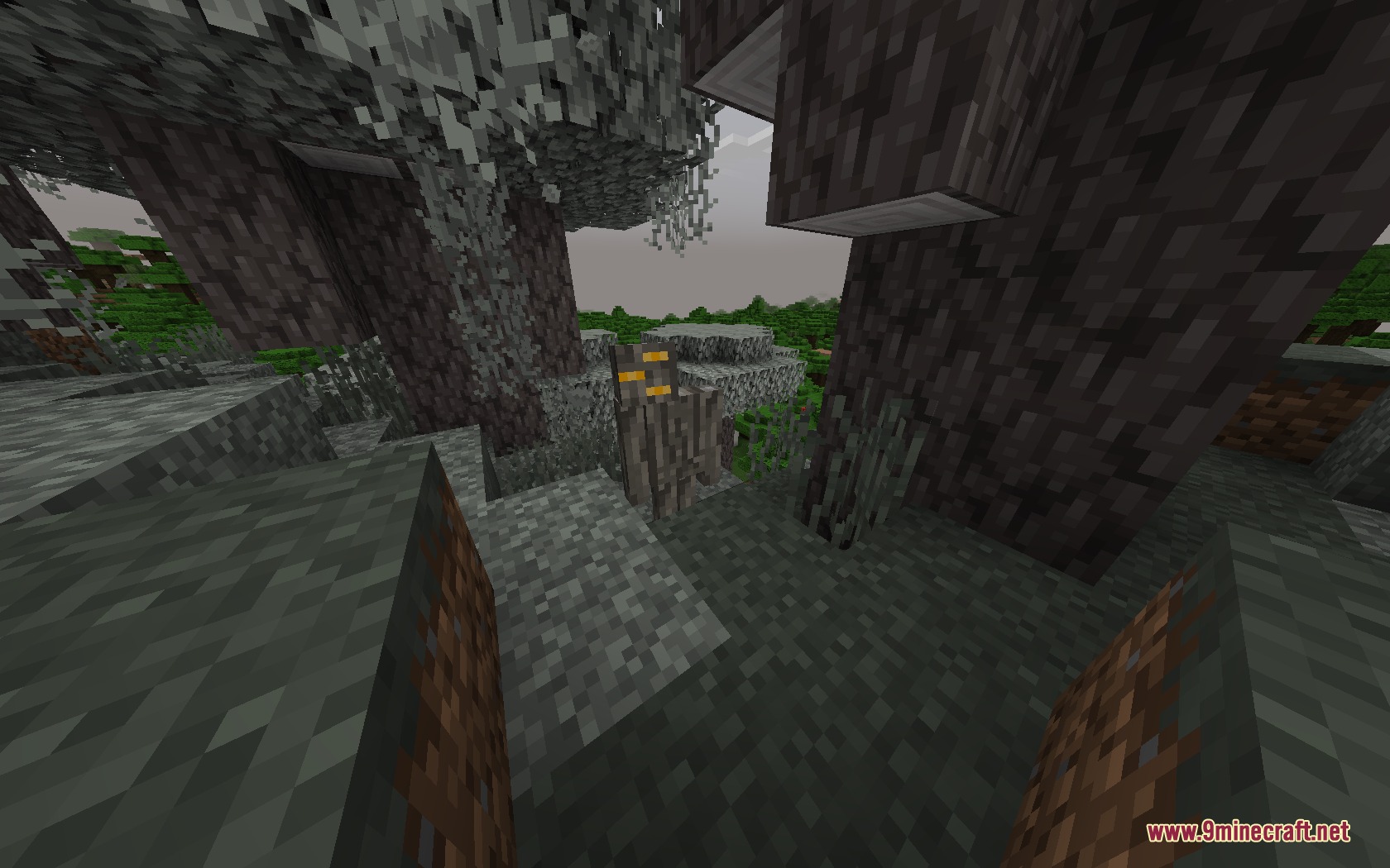 Retrograde Vision Resource Pack (1.21.11, 1.20.1) – Classic Programmer Art 8 A copper golem stands near trees with classic pixelated textures in a forest