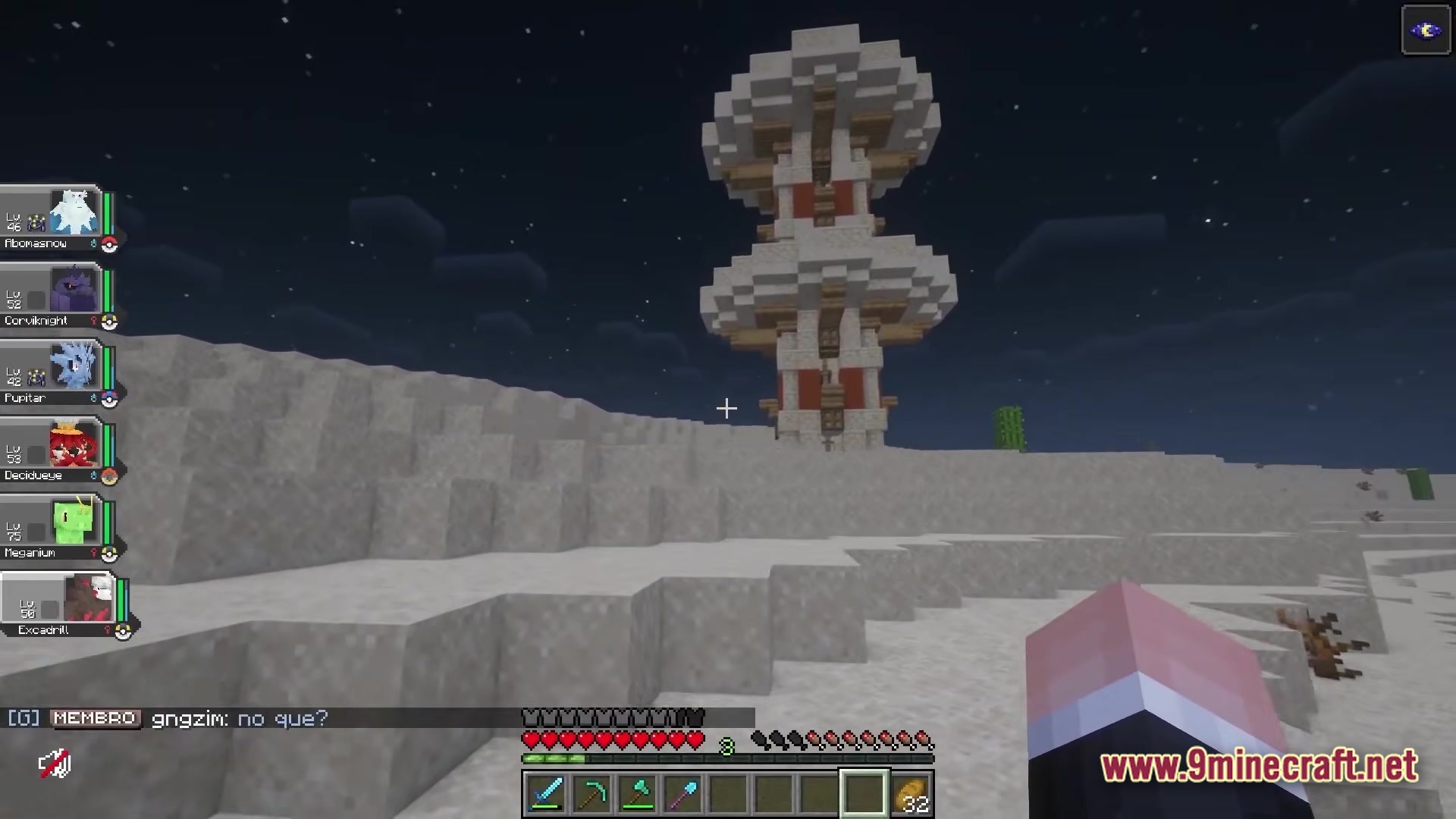 Servidor Jornadas Cobblemon Modpack (26.2, 1.21.1) – Your Ultimate Pokémon Minecraft Journey 2 A tall white and red tower structure stands in a desert biome at night