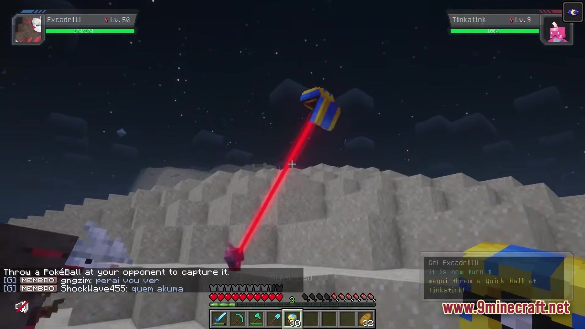 Servidor Jornadas Cobblemon Modpack (26.2, 1.21.1) – Your Ultimate Pokémon Minecraft Journey 4 A player throws a quick ball to capture a tinkatink during a nighttime cobblemon battle