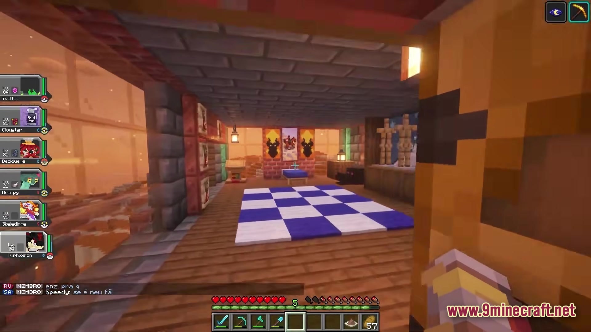 Servidor Jornadas Cobblemon Modpack (26.2, 1.21.1) – Your Ultimate Pokémon Minecraft Journey 7 A player stands inside a decorated room featuring a checkered rug and a cobblemon party interface