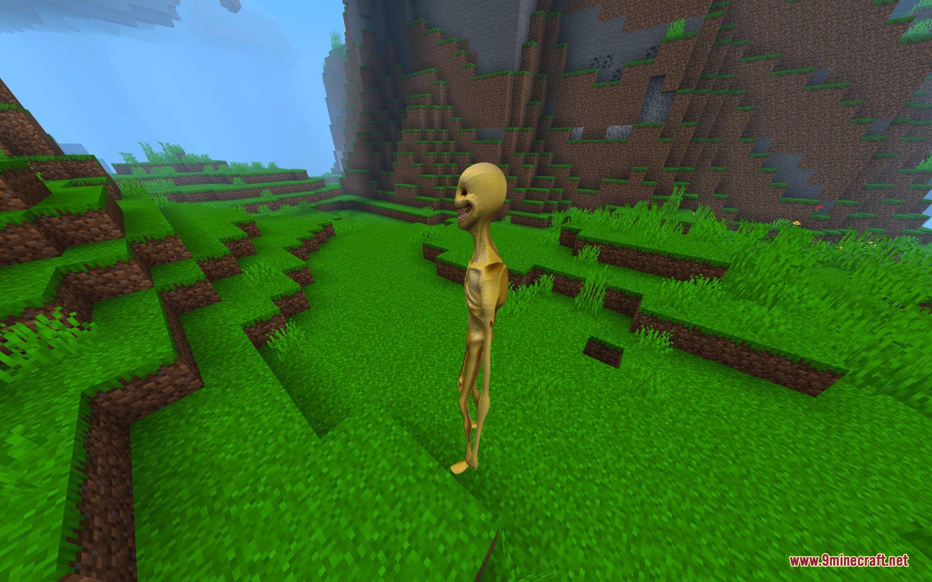 Verity Body Overhaul Mod (1.20.1) – Survive Terrifying Chases From A Golden 7 The slender golden monster with a creepy smile stands on a grass block